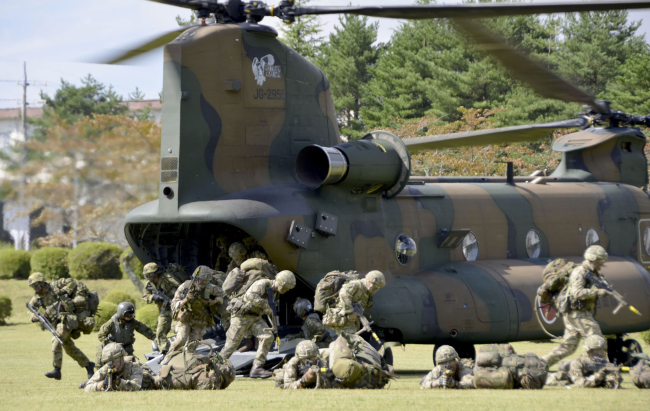 Japan's Ground Self-Defense Force conducts a joint exercise with the UK army in Japan last month. Yonhap