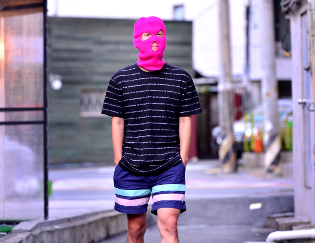Mommy Son strolls down the street in Mangwon-dong, Seoul. (Park Hyun-koo / The Korea Herald)