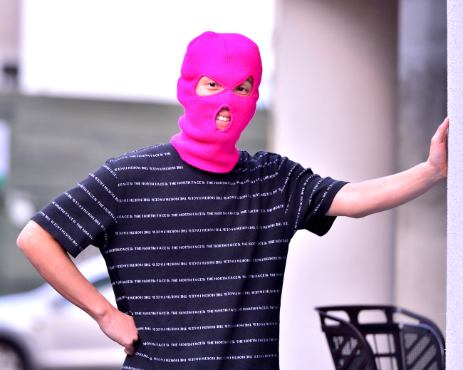 Mommy Son poses on the street in Mangwon-dong, Seoul. (Park Hyun-koo / The Korea Herald)