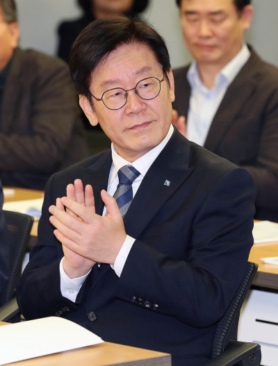 이재명 경기지사가 8일 오전 국회 의원회관에서 열린 '기본소득형 국토보유세 토론회'에서 참석자들의 소개인사를 들으며 박수 치고 있다. [사진=연합뉴스]