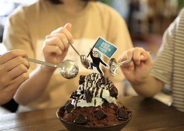 커피와 빙수 등을 취급하는 디저트 프랜차이즈가 배달 서비스 업체와 적극 협업하며 시너지 효과를 누리고 있는 것으로 나타났다. 사진은 설빙과 배달의민족이 컬래버레이션한 메뉴 ‘민트초코설빙’ 이미지.   [제공=설빙]