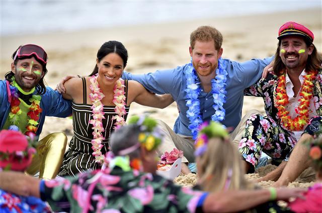 <YONHAP PHOTO-1117> Britain's Prince Harry and Meghan, Duchess of Sussex meet a local surfing community group, known as OneWave, raising awareness for mental health and wellbeing in a fun and engaging way at Bondi Beach Sydney, Australia, Friday, Oct. 19, 2018. Prince Harry and his wife Meghan are on day four of their 16-day tour of Australia and the South Pacific. (Dominic Lipinski/Pool via AP)/2018-10-19 07:25:27/ <저작권자 ⓒ 1980-2018 ㈜연합뉴스. 무단 전재 재배포 금지.>