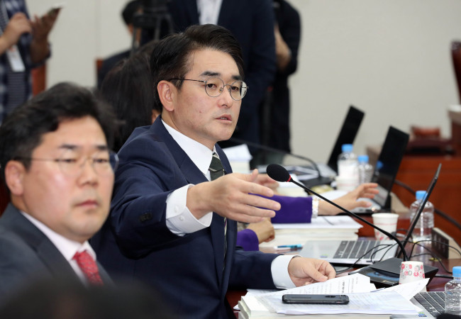 박용진 더불어민주당 의원이 국회에서 열린 교육위원회 국정감사에서 질의하고 있다.[사진=연합뉴스]
박용진 더불어민주당 의원이 국회에서 열린 교육위원회 국정감사에서 질의하고 있다.[사진=연합뉴스]