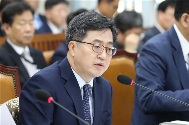 김동연 부총리 겸 기획재정부 장관이 19일 오전 국회에서 열린 기획재정위원회의 기재부 국정감사에서 의원 질의에 답변하고 있다. 이날 국감에서는 법인세와 종합부동산세 인상에 대한 여야의 치열한 공방이 펼쳐졌다.  [연합뉴스]