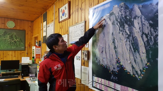 지난 14일 서울 도봉구 도봉산에서 경찰산악구조대를 만났다. 최경락 경위가 지도를 보며 산악구조 활동에 대해 설명을 하고 있는 모습.