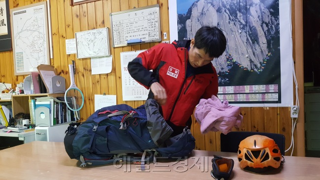 최경락 도봉산 경찰 산악구조대 경위가 구조 가방을 챙기고 있다. [정세희 기자/say@heraldcorp.com]