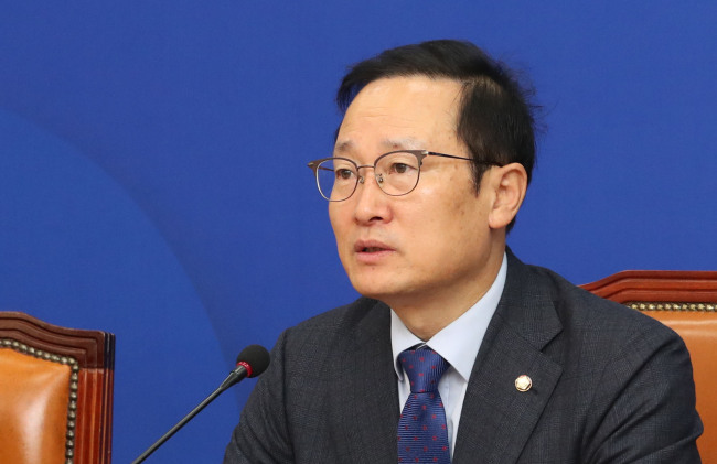 Floor leader of the ruling Democratic Party Rep. Hong Young-pyo speaks at the party's supreme council meeting on Friday. Yonhap