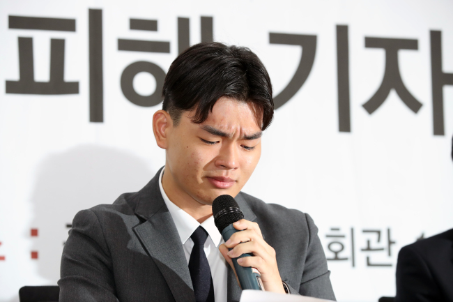 Lee Seok-cheol speaks at a press conference