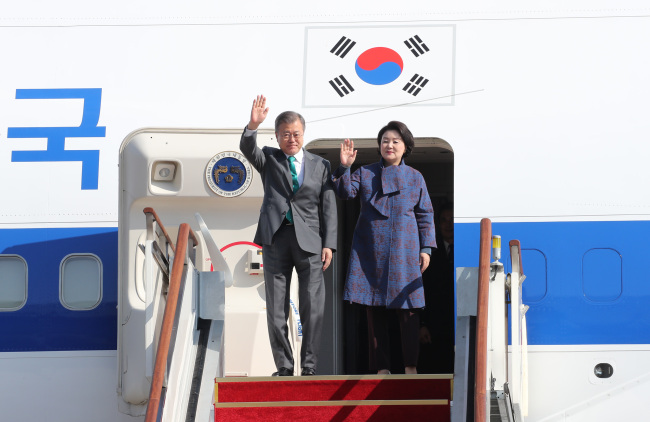 President Moon Jae-in and first lady Kim Jong-sook arrived in Seoul on Sunday after wrapping up trips to European countries. Yonhap
