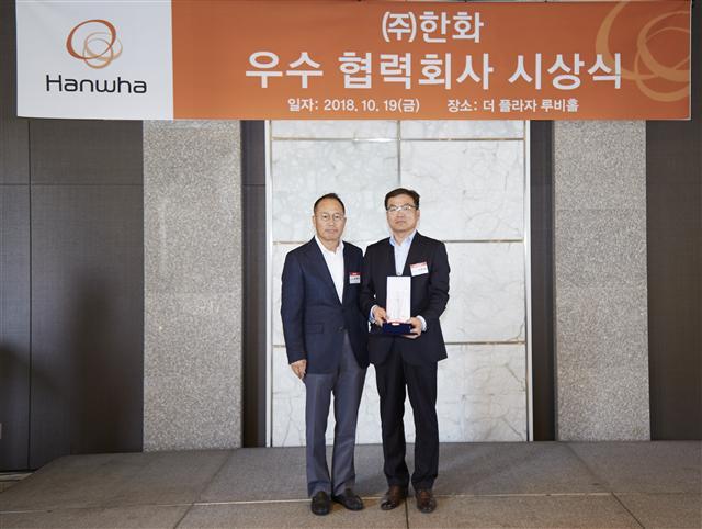 ‘우수 협력회사 시상식’에서 우수 협력회사로 선정된 대성정밀(주) 이현욱 대표이사(오른쪽)를 비롯한 우수 협력회사 대표들은 (주)한화 옥경석 대표이사(왼쪽)로부터 우수 협력회사 인증패와 트로피를 받으며 더욱 활발하게 동반성장 노력을 펼쳐 나갈 것을 다짐했다.		 [제공=(주)한화]