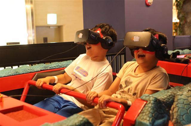 롯데백화점 건대점의 가상현실(VR) 체험관인 ‘롯데 몬스터 VR’이 오픈 두달 만에 2030은 물론 10대 집객효과를 거두며 안착하고 있는 것으로 나타나 시선을 끌고 있다.  [제공=롯데백화점]
