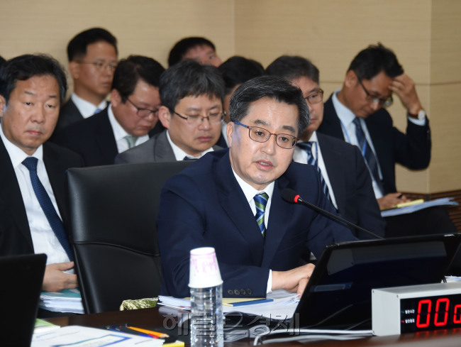 국회 기획재정위원회의 기획재정부에 대한 국정감사에서 의원들의 질의에 답변하는 김동연 부총리 겸 기획재정부 장관 [헤럴드경제 DB]