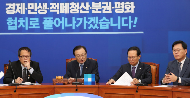 더불어민주당 최고위원회의가 22일 오전 국회에서 이해찬 대표 주재로 열리고 있다.[사진=연합뉴스]
더불어민주당 최고위원회의가 22일 오전 국회에서 이해찬 대표 주재로 열리고 있다.[사진=연합뉴스]