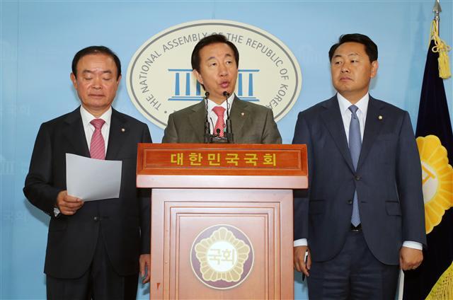 자유한국당 김성태(가운데), 바른미래당 김관영(오른쪽), 민주평화당 장병완 원내대표가 22일 오전 국회 정론관에서 서울시 산하 서울교통공사의 고용세습 의혹에 대한 국정조사를 촉구하는 기자회견을 열고 있다.   [연합뉴스]