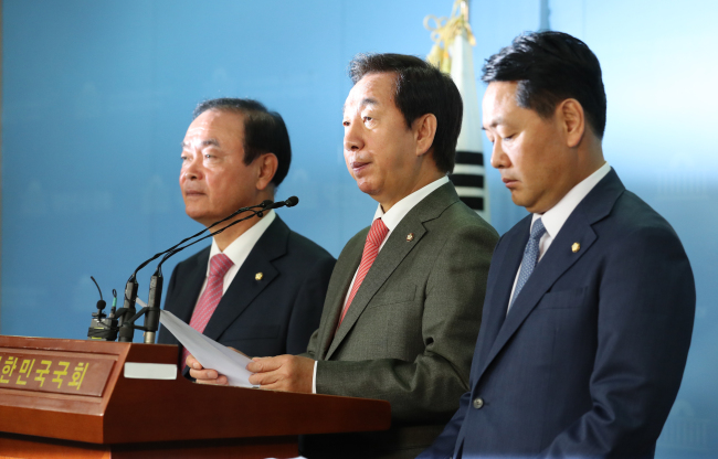 자유한국당 김성태, 바른미래당 김관영, 민주평화당 장병완 원내대표가 22일 오전 국회 정론관에서 서울시 산하 서울교통공사의 고용세습 의혹에 대한 국정조사를 촉구하는 기자회견을 열고 발언하고 있다. (사진=연합뉴스)