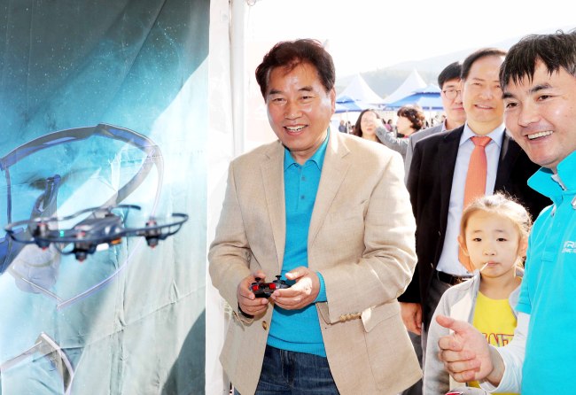 용인사이버축제에서 백군기 시장이 드론을 시연하고있다.[사진제공=용인시]
용인사이버축제에서 백군기 시장이 드론을 시연하고있다.[사진제공=용인시]