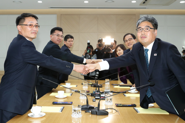 Officials from the two Koreas shake hands at the meeting held in Kaesong, North Korea on Monday. Yonhap