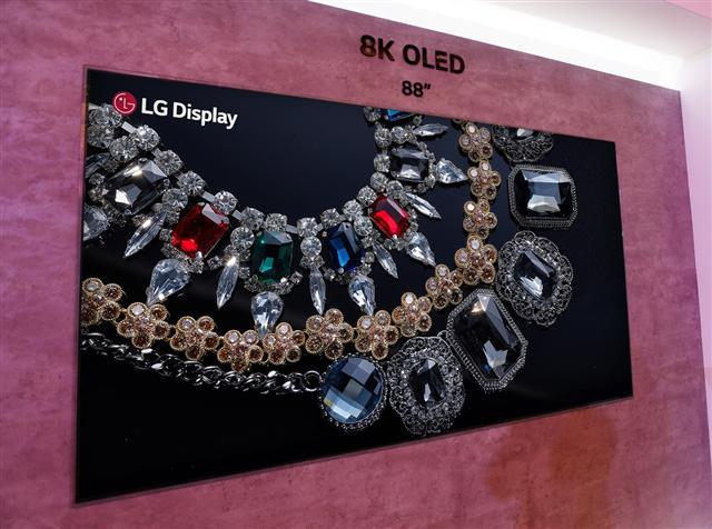 LG디스플레이가 국내 처음 공개하는 세계 최초의 88인치 8K OLED TV용 디스플레이.
[제공=LG디스플레이]