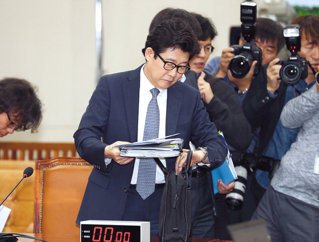 ‘시작도 못하고….’ 조명래 환경부 장관 후보자가 23일 오전 국회 환경노동위원회 회의실에서 열린 자신의 인사청문회에서 자료제출 문제로 청문회가 시작도 못하고 정회되자 청문회장을 떠나기 위해 짐을 챙기고 있다.   [연합뉴스]