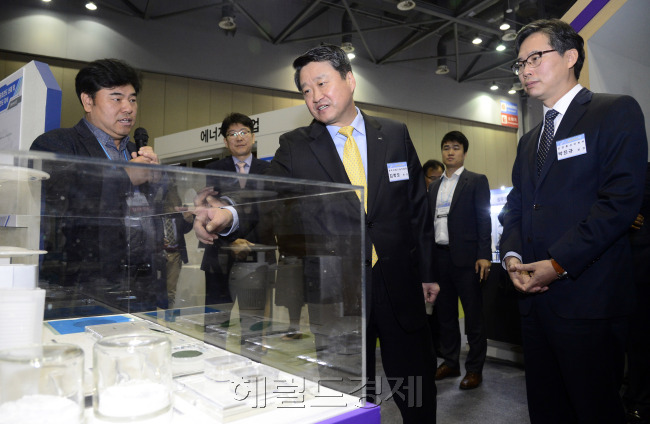諛뺤쭊洹??곗뾽?듭긽?먯썝遺 湲고쉷?ㅼ옣(?ㅻⅨ履쎌뿉??泥ル쾲吏?怨?源?숇룄 ?쒓뎅?곗뾽湲곗닠吏꾪씎???먯옣(?ㅻⅨ履쎌뿉???먮쾲吏???23???ㅼ쟾 寃쎄린??怨좎뼇???쇱궛 ?⑦뀓?ㅼ뿉???대┛ '2018 ?뚯옱遺??肉뚮━?곗뾽二쇨컙'??李몄꽍???꾩떆遺?덉뿉 ????ㅻ챸???ｊ퀬 ?덈떎. 怨좎뼇=諛뺥빐臾?湲곗옄/mook@heraldcorp.com
諛뺤쭊洹??곗뾽?듭긽?먯썝遺 湲고쉷?ㅼ옣(?ㅻⅨ履쎌뿉??泥ル쾲吏?怨?源?숇룄 ?쒓뎅?곗뾽湲곗닠吏꾪씎???먯옣(?ㅻⅨ履쎌뿉???먮쾲吏???23???ㅼ쟾 寃쎄린??怨좎뼇???쇱궛 ?⑦뀓?ㅼ뿉???대┛ '2018 ?뚯옱遺??肉뚮━?곗뾽二쇨컙'??李몄꽍???꾩떆遺?덉뿉 ????ㅻ챸???ｊ퀬 ?덈떎. 怨좎뼇=諛뺥빐臾?湲곗옄/mook@heraldcorp.com