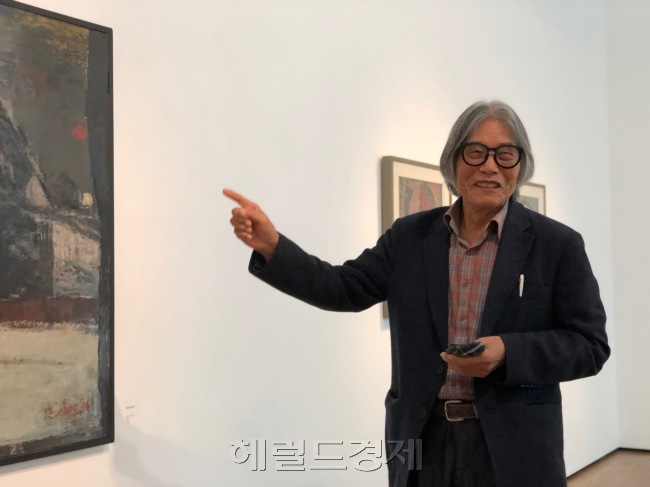 이동표 작가가 작품에 대해 설명하고 있다. [사진=이한빛 기자/vicky@]