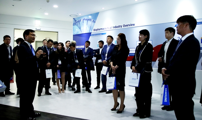 SONGDO VISIT -- Participants of the 17th World Korean Business Convention, an annual event celebrating the achievements of overseas Korean businessmen and traders and exploring new business opportunities, listen to a presentation at Samsung BioLogics’ headquarters in Songdo, Incheon, Tuesday. The theme of this year’s World Korean Business Convention is “United Hansang.” Hansang means “Korean merchants” in Korean. (Yonhap)