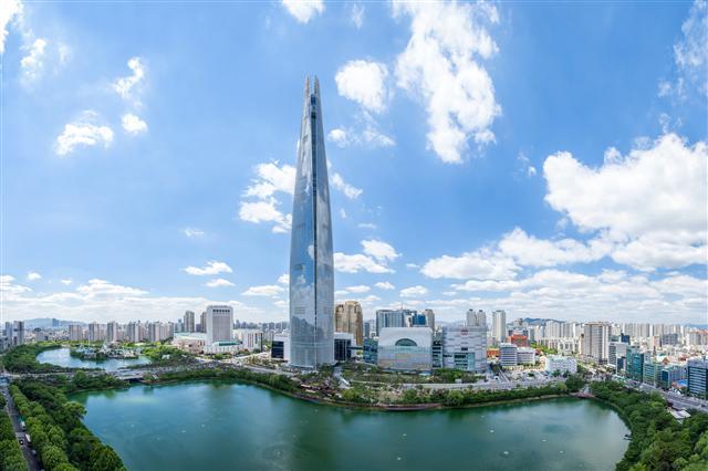 롯데가 향후 5년간 50조원을 투자하고 7만명을 채용하겠다고 하면서 ‘신동빈의 뉴롯데’ 플랜도 속도를 내고 있다. 사진은 롯데월드타워 전경.    [제공=롯데지주]