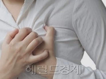 기흉은 주로 10~20대, 젊은 남자에게 발생한다. 가슴 통증, 호흡곤란이 주요 증상이다. 심하면 생명을 위협할 수 있어 수술이 근본 치료법이다. [헤럴드경제DB]