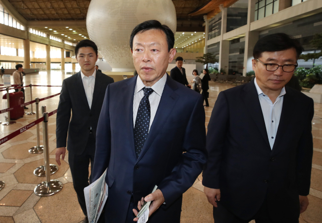 <YONHAP PHOTO-4389> 대규모 투자계획 발표 뒤 일본 향하는 신동빈 (서울=연합뉴스) 임헌정 기자 = 신동빈 롯데그룹 회장이 23일 오후 서울 강서구 김포국제공항에서 일본으로 출국하고 있다. 롯데그룹은 앞으로 5년간 50조원의 신규 투자와 7만 명의 일자리 창출하는 등의 내용을 담은 대규모 투자ㆍ고용 계획을 이날 발표했다. 2018.10.23 kane@yna.co.kr/2018-10-23 15:31:03/ <저작권자 ⓒ 1980-2018 ㈜연합뉴스. 무단 전재 재배포 금지.>
<YONHAP PHOTO-4389> 대규모 투자계획 발표 뒤 일본 향하는 신동빈 (서울=연합뉴스) 임헌정 기자 = 신동빈 롯데그룹 회장이 23일 오후 서울 강서구 김포국제공항에서 일본으로 출국하고 있다. 롯데그룹은 앞으로 5년간 50조원의 신규 투자와 7만 명의 일자리 창출하는 등의 내용을 담은 대규모 투자ㆍ고용 계획을 이날 발표했다. 2018.10.23 kane@yna.co.kr/2018-10-23 15:31:03/ <저작권자 ⓒ 1980-2018 ㈜연합뉴스. 무단 전재 재배포 금지.>