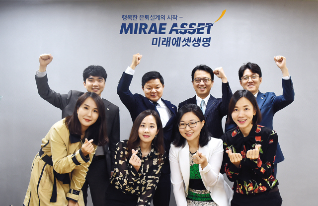 MVP펀드의 주역인 조성식 고객자산운용본부장 (뒷줄 왼쪽 두 번째)과 고객자산운용팀 팀원들.