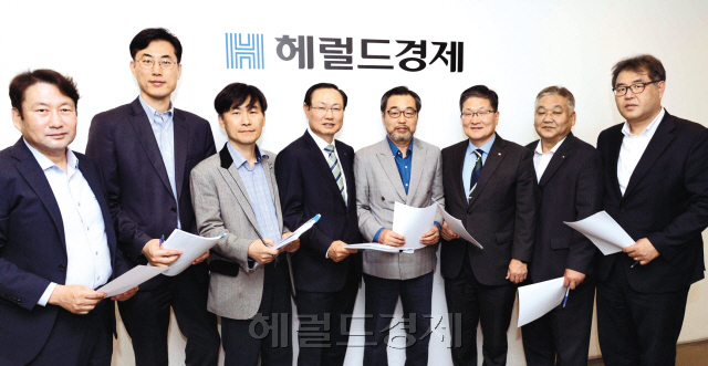 올해로 23회째를 맞은‘ 헤럴드경제보험대상’은 1996년 신설된 국내 첫 보험 전문 시상제도로 국내 최고의 권위를 자랑한다. 올해도 금융당국과 학계, 보험업계, 연구기관 등 8명으로 구성된 심사위원단이 엄정하고 객관적인 심사를 통해 수상자를 선정했다. 사진 왼쪽부터 전창협 헤럴드경제 편집국장, 김봉균 금융감독원 보험총괄팀 부국장, 조재린 보험연구원 연구조정실장, 김홍중 생명보험협회 상무, 김두철 상명대 명예교수(심사위원장), 이준섭 보험개발원 부원장, 고봉중 손해보험협회 상무,  하주식 금융위원회 금융산업국 보험과장.  정희조 기자/checho@heraldcorp.com
