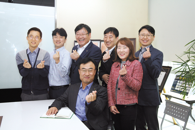DB손해보험의 박성식 고객상품전략실장(앞줄 왼쪽)과 자동차상품파트 부원들.