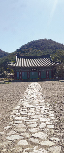 목재문화체험장에 본 마복산의 산세. 산등성이 곳곳에 서 있는 기암괴석들이 이채롭다.  [사진=헤럴드DB]