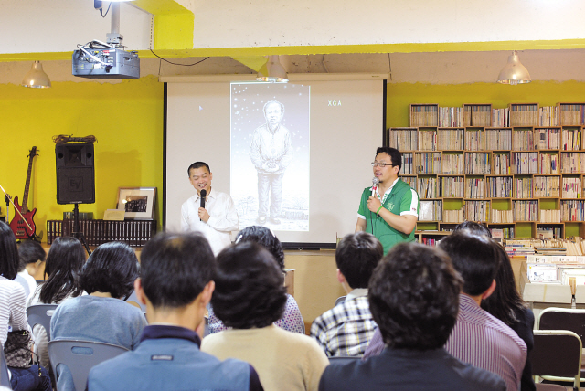 ①‘숲속작은책방’ 전경.
②‘농부네텃밭도서관’서 아이들이 줄배타기하는 모습.
③‘물레책방’서 소설 몽실언니를 영화화한 이지상 감독과 대화하는 모습.