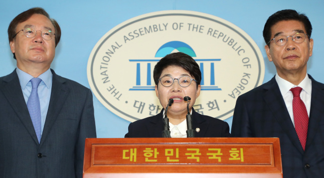 자유한국당 강효상(왼쪽부터), 임이자, 문진국 국회 환경노동위원회 소속 의원들이 24일 오전 국회 정론관에서 조명래 환경부장관 후보자의 지명 철회를 촉구하는 기자회견을 열고 있다. (사진=연합뉴스)