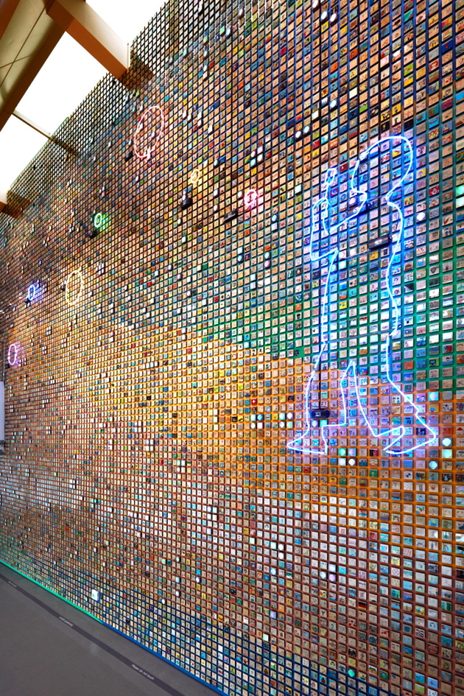 강익중,'5만의 창, 미래의 벽', 혼합재료, 벽면설치_1000x2700cm, 2008 [사진제공=경기도미술관]