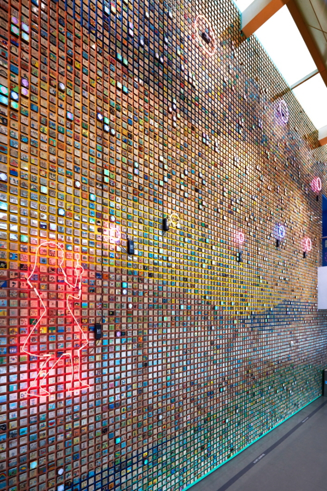 강익중,'5만의 창, 미래의 벽', 혼합재료, 벽면설치_1000x2700cm, 2008 [사진제공=경기도미술관]