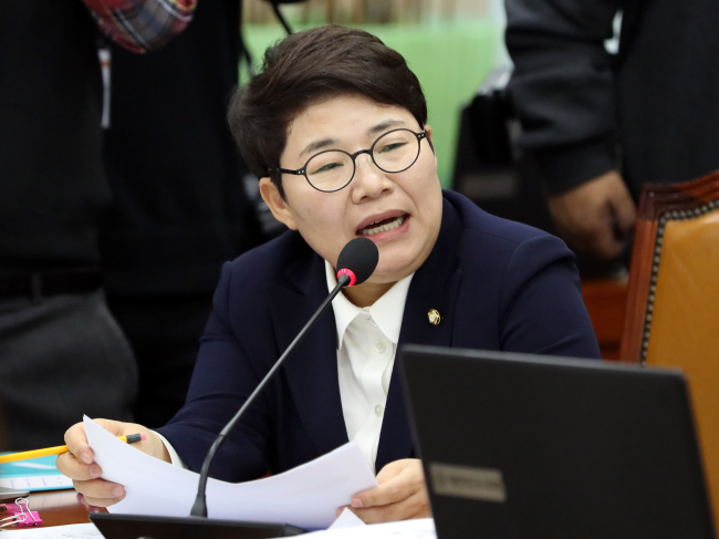 자유한국당 임이자 의원이 24일 국회에서 열린 환경노동위원회의 고용노동부 산하기관 국정감사에서 질의하고 있다. [사진=연합뉴스]