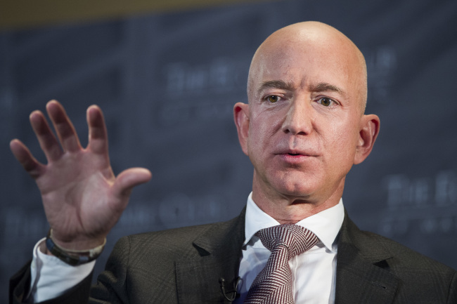 <YONHAP PHOTO-0039> FILE- In this Sept. 13, 2018, file photo Jeff Bezos, Amazon founder and CEO, speaks at The Economic Club of Washington's Milestone Celebration in Washington. Amazon, which has faced political and economic pressure to raise pay for thousands of employees, is boosting its minimum wage for all U.S. workers to $15 per hour starting next month and said it will push for an increase in the federally mandated minimum wage, which now stands at $7.25 per hour. “We listened to our critics, thought hard about what we wanted to do, and decided we want to lead,” said Bezos. (AP Photo/Cliff Owen, File)/2018-10-03 00:03:36/ <저작권자 ⓒ 1980-2018 ㈜연합뉴스. 무단 전재 재배포 금지.>
<YONHAP PHOTO-0039> FILE- In this Sept. 13, 2018, file photo Jeff Bezos, Amazon founder and CEO, speaks at The Economic Club of Washington's Milestone Celebration in Washington. Amazon, which has faced political and economic pressure to raise pay for thousands of employees, is boosting its minimum wage for all U.S. workers to $15 per hour starting next month and said it will push for an increase in the federally mandated minimum wage, which now stands at $7.25 per hour. “We listened to our critics, thought hard about what we wanted to do, and decided we want to lead,” said Bezos. (AP Photo/Cliff Owen, File)/2018-10-03 00:03:36/ <저작권자 ⓒ 1980-2018 ㈜연합뉴스. 무단 전재 재배포 금지.>