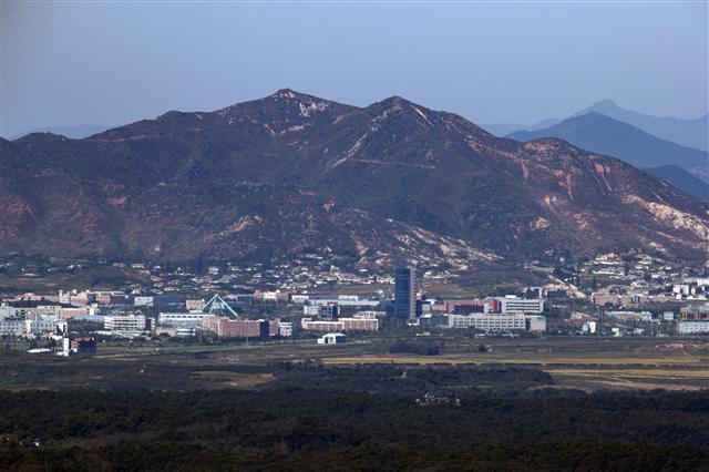 남북이 이르면 다음주 개성공단 기업인들의 방북 문제를 협의하는 등 개성공단 정상화 카드를 적극 검토하는 움직임을 보이고 있다. 사진은 경기도 파주시 접경지역에서 바라본 개성공단 일대의 모습.  [연합뉴스]