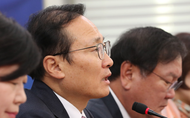 더불어민주당 홍영표 원내대표가 25일 오전 국회에서 열린 정책조정회의 겸 국정감사 대책회의에서 발언하고 있다. (사진=연합뉴스)