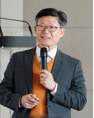 사진은 24일 충남연구원이 개최한 ‘충청중국포럼’에 초청된 고영화 전 과기정통부 글로벌혁신센터장이 특강을 진행하고 있다.