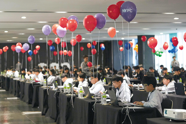 지난해 개최된 제2회 넥슨 청소년 프로그래밍 챌린지(NYPC)에서 청소년들이 코딩 문제를 풀고 있다.  [제공=넥슨]