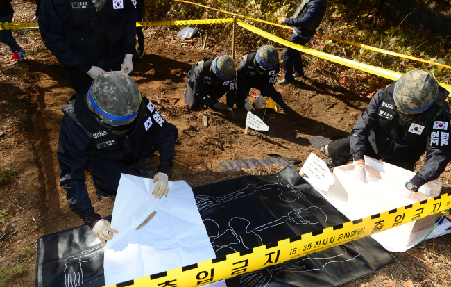 　The South Korean military’s war remains recovery agency retrieves the remains of those killed during the Korean War at Arrowhead Ridge near the Demilitarized Zone on Thursday. Yonhap