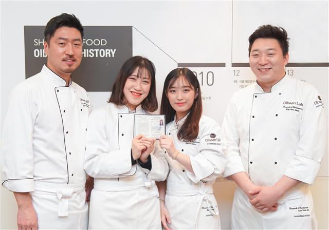 조리사를 꿈꾸는 학생들에게 멘토가 돼주는 신세계푸드의 ‘키다리 아저씨’ 프로그램이 멘티들의 소망에 날개를 달아주고 있다. 멘토-멘티인 김용환(왼쪽부터) 올반랩 메뉴개발팀 책임연구원, 김소영 양, 공희주 양, 김유정 올반랩 메뉴개발팀 파트너가 포즈를 취하고 있다.   [제공=신세계푸드]