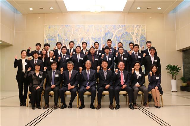 앞줄 왼쪽 세번째부터 김승환 박태준미래전략연구소장, 김도연 포스텍 총장, 오형수 포항제철소장, 오동호 포스코청암재단 상임이사. [제공=포스코]