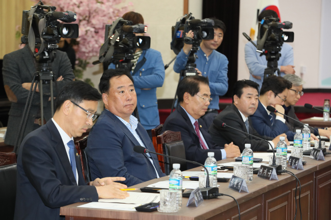 25일 오전 제주도청에서 열린 국회 산업통상자원중소벤처기업위원회 국정감사 현장시찰에서 위원들이 도정 현안보고를 듣고 있다.[사진=연합뉴스]
25일 오전 제주도청에서 열린 국회 산업통상자원중소벤처기업위원회 국정감사 현장시찰에서 위원들이 도정 현안보고를 듣고 있다.[사진=연합뉴스]