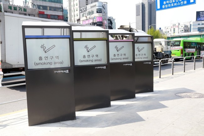 사당역에 설치된 개방형 흡연부스.