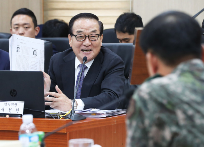 22일 오전 경기도 용인시 제3야전군사령부에서 열린 국회 국방위원회의 육군 제3야전군사령부에 대한 국정감사에서 무소속 서청원 의원이 질의하고 있다. 서 의원은 이번 국감에서 군공항 이전 지역에 화성 일부 지역이 포함되는 것을 반대하고 나섰다. (사진=연합뉴스)