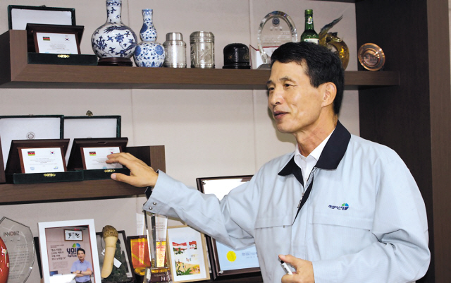 성명기 여의시스템 대표(이노비즈협회장)가 경기 성남에 있는 본사 사무실에서 기자와 만나 그간의 사업 얘기를 들려주고 있다.